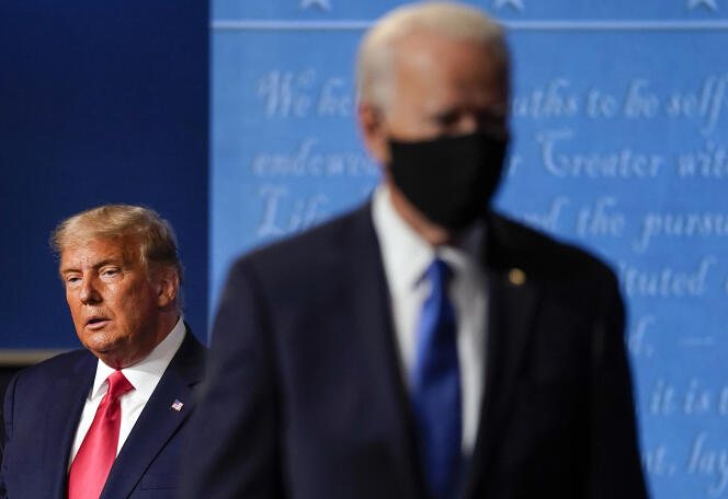 Donald Trump et Joe Biden, à l’issue d’un débat télévisé, à Nashville (Tennessee), en octobre 2020.