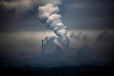 TO GO WITH AFP PACKAGE : Fifth anniversary of Paris Agreement on climate change -(FILES) This file photo taken on January 23, 2020 shows a plant of German industrial conglomerate ThyssenKrupp (foreground) and smoke from a coal-fired power station in Duisburg, western Germany. / AFP / INA FASSBENDER / TO GO WITH AFP PACKAGE : Fifth anniversary of Paris Agreement on climate change -

