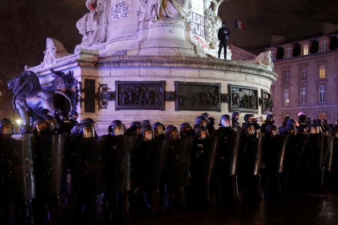 Lors d’une manifestation contre la loi « sécurité globale », place de la Republique à Paris, le 12 décembre.