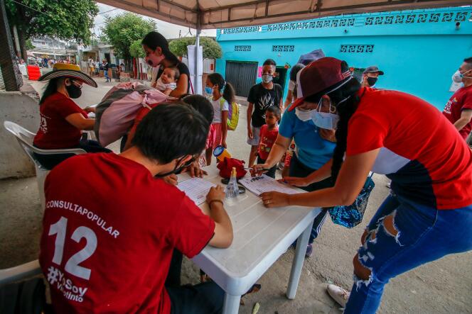 Un Vénézuélien expatrié participe à la consultation à Cucuta, à la frontière entre la Colombie et le Venezuela, samedi 12 décembre.