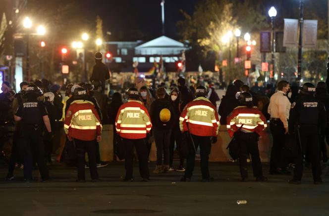 Des policiers font face à des manifestants près de la Maison Blanche le samedi 12 décembre.