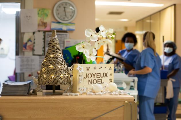 L’entrée du service décoré à l’approche des fêtes de fin d’année, ici le 8 décembre.