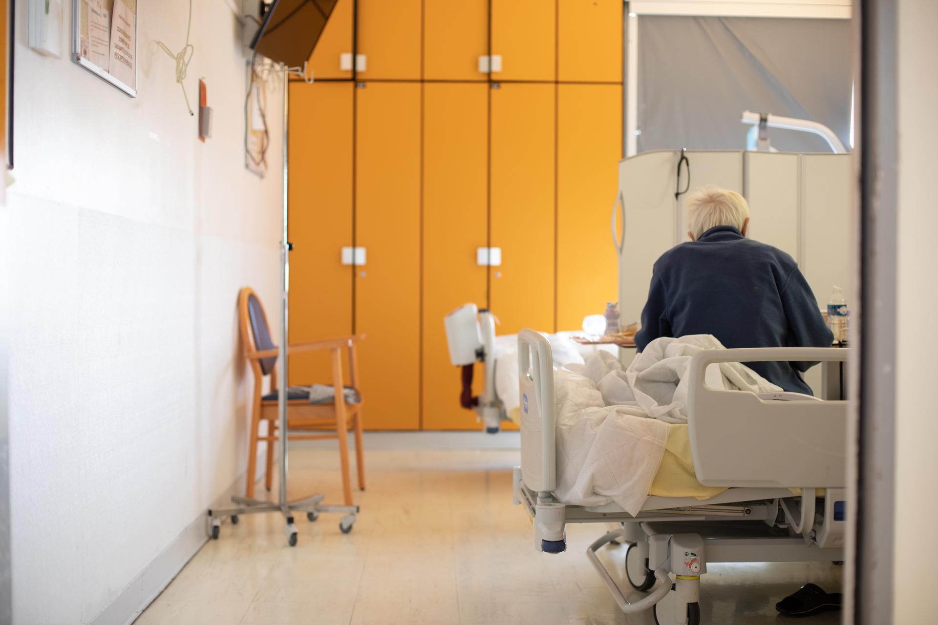 Dans la partie Covid du service gériatrie de l’hôpital Bichat, à Paris, le 8 décembre.