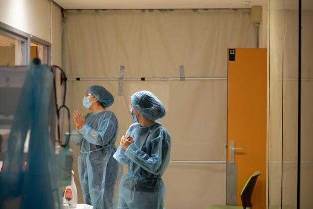 Au service de gériatrie de l’hôpital Bichat, le 8 décembre. Le contact physique avec les personnes âgées est primordial, les masques et l’équipement de protection utilisés par le personnel soignant rendant la communication plus difficile, notamment avec les patients ayant des problèmes d’audition.