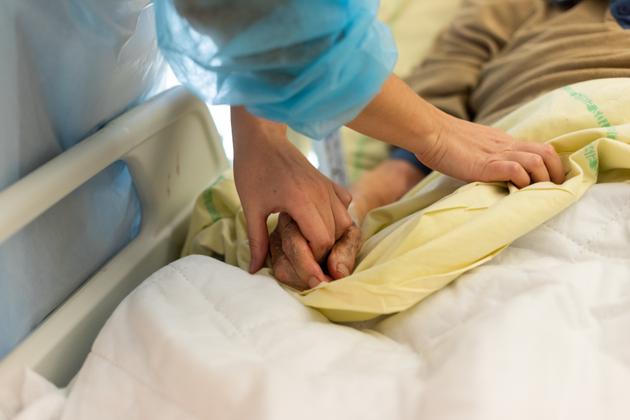 Dans la partie Covid du service gériatrie de l’hôpital Bichat, à Paris, le 8 décembre.