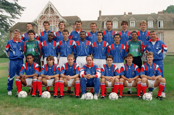 The France team on August 19, 1993 at Clairefontaine.  In the background, from left to right: Alain Roche, Jean-Luc Dogon, David Ginola, Philippe Bergeroo, Franck Sauzee, Laurent Blanc, Eric Cantona and Emmanuel Petit.  In the second row: Aimé Jacquet, Bruno Martini, Basile Boli, Paul Le Guen, Marcel Desailly, Jean-Michel Ferri, Pascal Vahirua, Bernard Lama, Henri Emile.  In the front row: Franck Sylvestre, Reynald Pedros, Jean-Pierre Papin, Gérard Houllier, Corentin Martins, Bixente Lizarazu and Didier Deschamps.