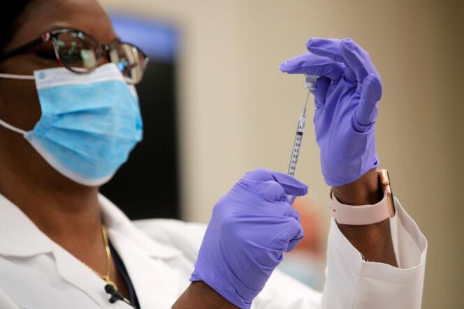 Une médecin se préparant à administrer le vaccin contre le Covid-19, au Long Island Jewish Medical Center, à New York, 14 décembre.