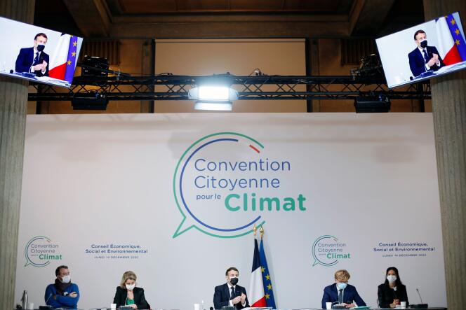 Le président français Emmanuel Macron (au centre) lors de la convention citoyenne sur le climat, à Paris, le 14 décembre.