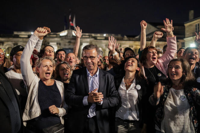 Le nouveau maire de Bordeaux, Pierre Hurmic, du parti Europe Ecologie-Les Verts (EELV), célèbre sa victoire, le 28 juin.