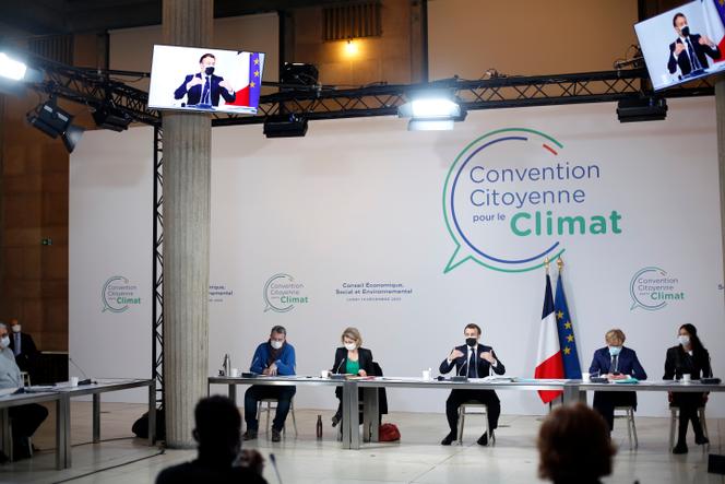 Emmanuel Macron lors d’une réunion avec les 150 citoyens de la convention pour le climat, à Paris, le 14 décembre 2020.