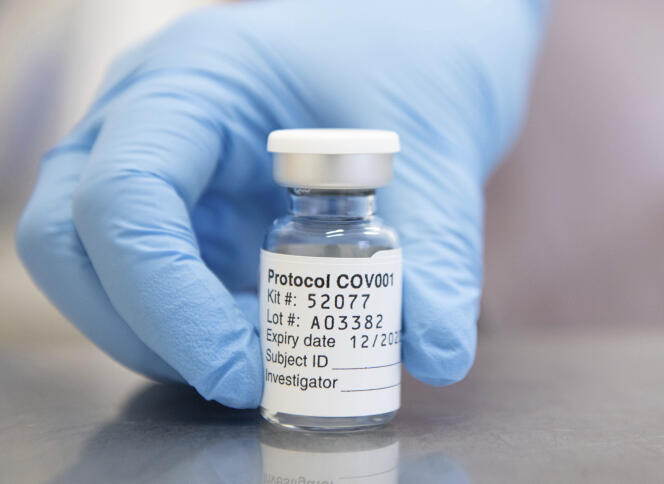 Un flacon de vaccin contre le Covid-19 développé par le groupe pharmaceutique AstraZeneca et l’université d’Oxford (Royaume-Uni).