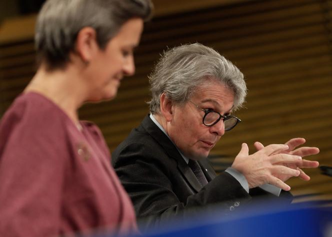 Margrethe Vestager et Thierry Breton, à Bruxelles, le 25 novembre 2020.