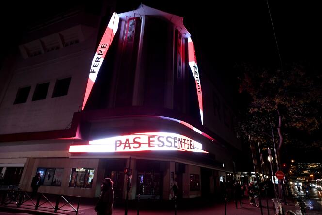 La salle de spectacle du Grand Rex de Paris, le 15 décembre, diffuse le message « pas essentiel » après l’annonce du gouvernement de prolonger la fermeture des lieux culturels au moins jusqu’au 7 janvier.
