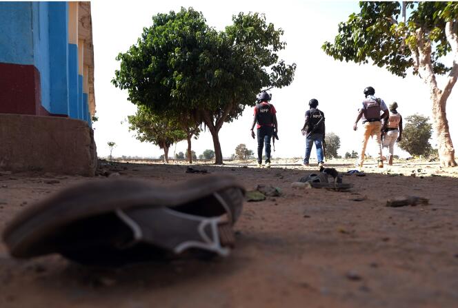 La police patrouille autour du collège de Kankara (Nigéria) le 15 décembre après l'enlèvement de centaines d'étudiants.