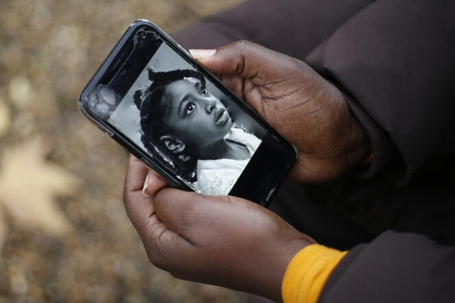 Rosamund Adoo-Kissi-Debrah montrant un portrait de sa fille, Ella Adoo-Kissi-Debrah, à Londres, le 30 novembre.
