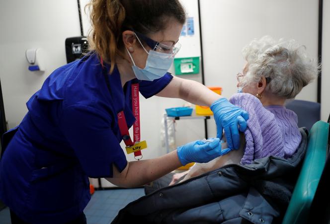 Une infirmière se prépare à administrer le vaccin de Pfizer-BioNTech contre le Covid-19 à une patiente, à l’hôpital Guy de Londres, le 8 décembre 2020.