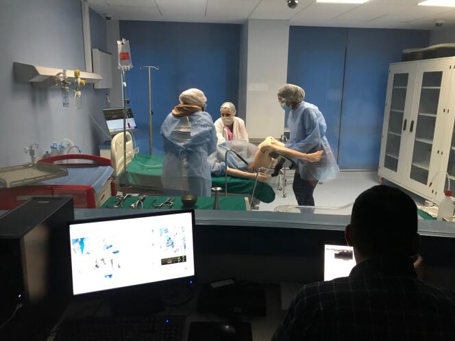 Des apprenties sages-femmes accouchent un mannequin dans une salle du Centre de simulation médicale de Tunis, où les scénarios de simulation sont commandés par deux ordinateurs, le 30 novembre 2020.