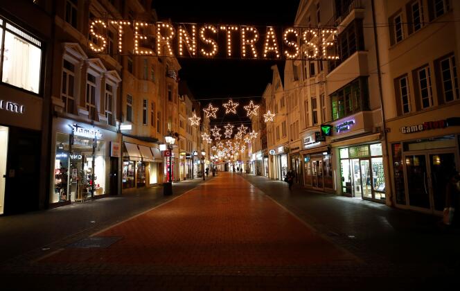 La Sternstrasse, rue commerçante de Bonn, le 16 décembre 2020.
