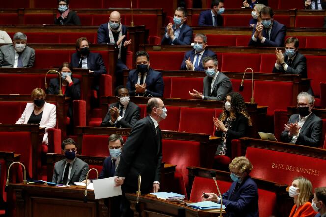 Jean Castex applaudi par une partie des députés de l’Assemblée nationale après avoir annoncé sa stratégie de vaccination, à Paris, le 16 décembre.