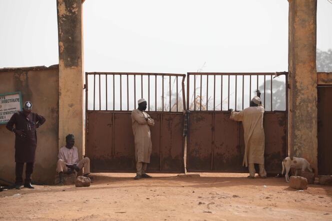 Des parents attendent devant l’école publique de Kankara, dans le nord-ouest de l’Etat de Katsina, au Nigeria, le 16 décembre.