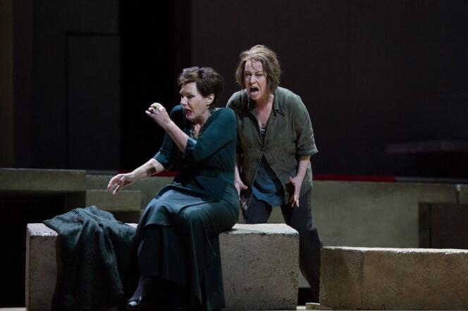 La confrontation entre Klytämnestra (Waltraud Meier, à gauche) et sa fille Elektra (Nina Stemme) dans l’opéra de Richard Strauss, « Elektra », mis en scène par Patrice Chéreau au Metropolitan Opera de New York, en 2016.