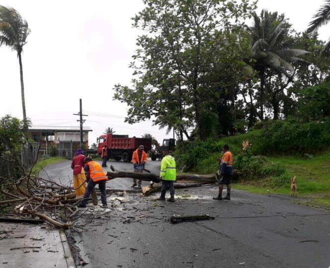 Image obtenue via les réseaux sociaux, montrant des personnes enlevant des débris dus au passage du supercyclone Yasa à Velau Drive, aux Fidji, le 18 décembre.