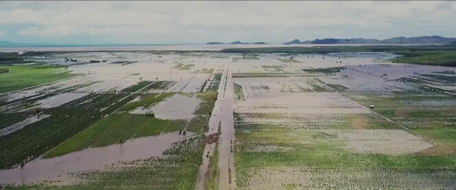 Image tirée d’une vidéo de drone obtenue via les réseaux sociaux montrant des terres partiellement inondées après le passage du supercyclone Yasa à Wailevu, Vanua Levu, aux Fidji, le 18 décembre.