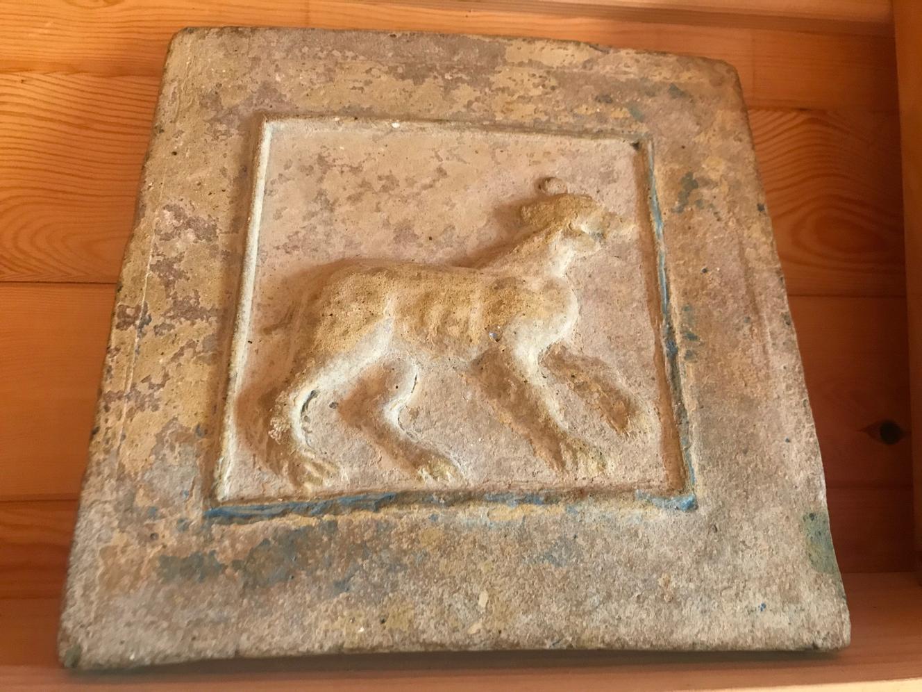 Tableau de pierre de l’époque bysantine représentant un félin retrouvé sur la propriété de la ferme oléicole de la famille Ben Ismaïl, à Toukabeur.