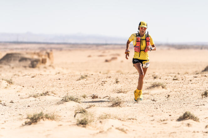 Une coureuse de l’Ultra Mirage El Djerid, course de 100 kilomètres dans le désert tunisien.