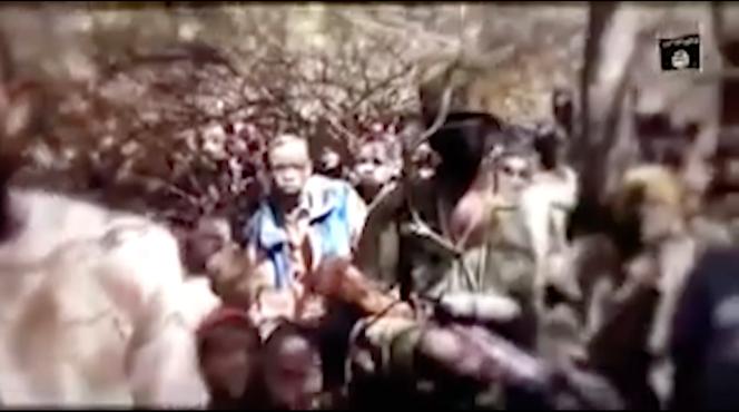 Captura de pantalla de un video desactualizado proporcionado por Boko Haram, donde los chicos se encuentran inéditos.  Un video presuntamente publicado por rebeldes yihadistas nigerianos el jueves 17 de diciembre de 2020 muestra a un grupo de niños de Boko Haram debajo de un árbol y hablando con la persona que los filmó.  La semana pasada, más de 300 estudiantes fueron secuestrados de una escuela en el país norteño de Kangaroo, y se cree que los niños del video fueron secuestrados el viernes pasado.