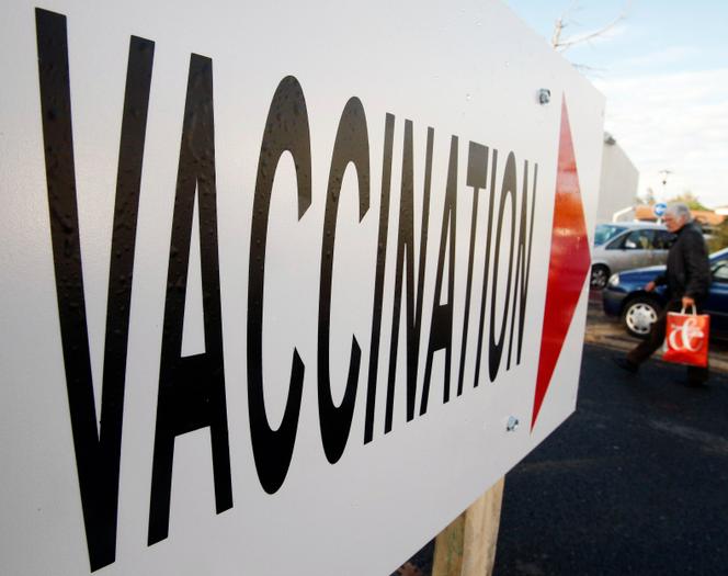 Un panneau indiquant un centre de vaccination à Gradignan (Gironde).
