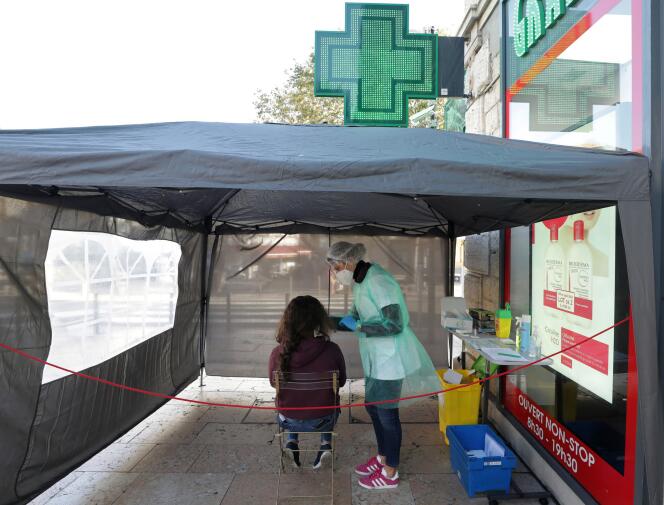 Une étudiante en médecine effectue un test antigénique pour détecter le Covid-19 devant une pharmacie à Antibes (Alpes-Maritimes), le 23 novembre.