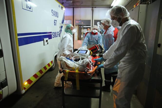 Un patient atteint du Covid-19 transféré depuis Lyon, pris en charge par le personnel du CHU de Strasbourg-Hautepierre, le 12 novembre.
