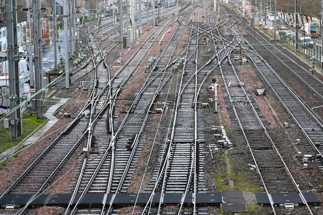 Des rails de trains près de Rennes, en France, en décembre 2019.