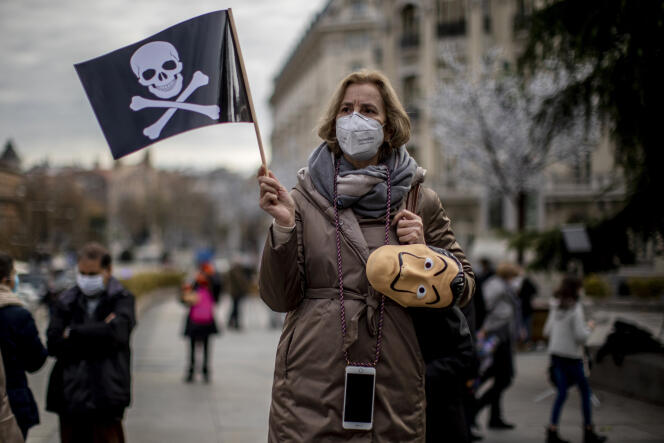 Un hombre protesta contra la legitimidad de la eutanasia frente al parlamento español el 17 de diciembre en Madrid.