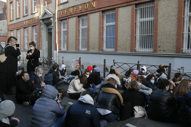 Des lycéens se sont rassemblés le 18 décembre au matin devant le lycée Fénelon de Lille suite au suicide d’une lycéenne trangenre.
