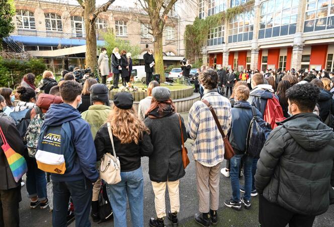 Des élèves et le personnel du lycée Fénelon à Lille se sont rassemblés le 18 décembre dans la cour pour rendre hommage à la lycéenne transgenre qui s’est suicidée.