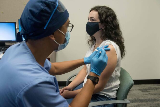 Une volontaire se fait inoculer le vaccin Moderna mRNA-1273 contre le Covid-19, à Detroit (Michigan), le 5 août.