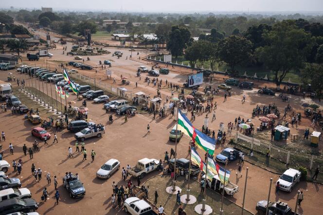 L’arrivée de partisans du président centrafricain sortant, Faustin Archange Touadéra, pour un meeting de campagne, à huit jours des élections, à Bangui, le 19 décembre 2020.