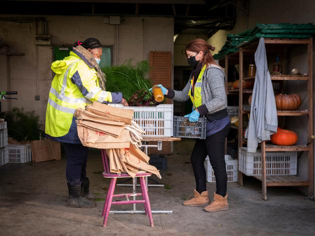 Les paniers sont préparés très tôt le matin pour être livrés, à Sevran (Seine-Saint-Denis), le 9 décembre.