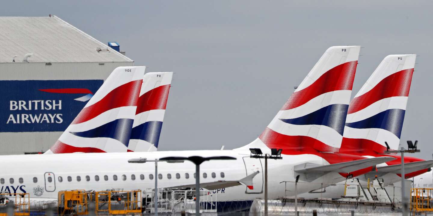 Striking UK airport passport control staff leave passengers facing delays