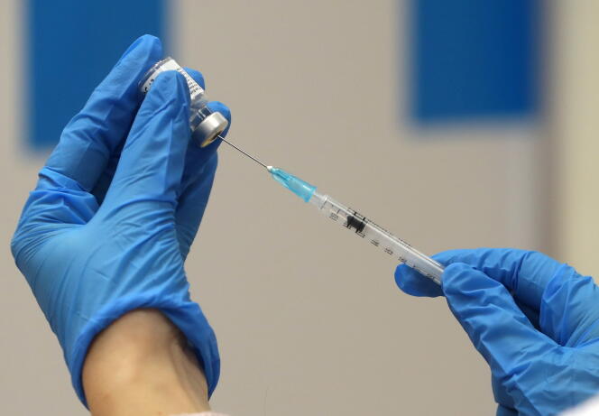 Un soignant prépare une injection d’un vaccin contre le Covid-19 à Jérusalem, le 21 décembre 2020.