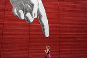 Une femme courant sous une œuvre d’art murale, à Londres, en 2015.