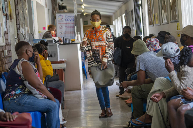 Dans un centre d’essai de vaccins à l’hôpital Chris Hani Baragwanath de Soweto, au sud-ouest de Johannesburg, le 30 novembre.