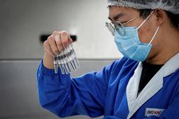 Un employé vérifie les vaccins contre le Covid-19 produits par le laboratoire Sinovac, à Pékin, le 24 septembre.