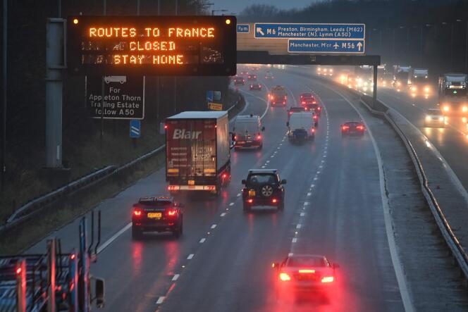 Un panneau sur l’autoroute M56 informe les conducteurs que toutes les routes entrant en France sont désormais fermées (Warrington, dans le nord-ouest de l’Angleterre, le 21 décembre 2020).