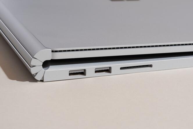 La charnière flexible du Surface Book 3 l’empêche de se fermer complètement comme un ordinateur portable classique. Le côté gauche de la base comprend deux ports USB-A et un lecteur de cartes SD.