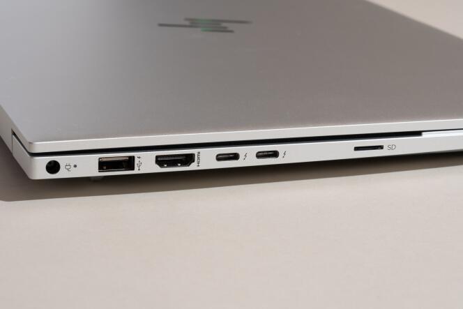 De gauche à droite : une prise d’alimentation, un port USB-A, un port HDMI, deux ports Thunderbolt 3 et un lecteur de carte microSD.