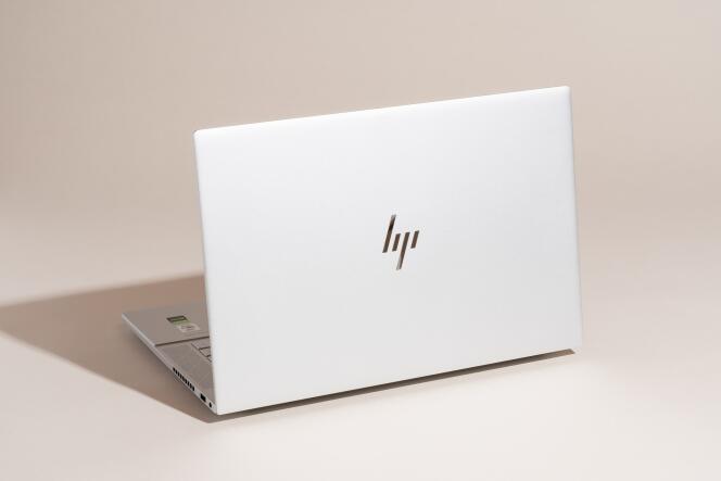 Comme sur le Dell XPS 15 et les MacBook d’Apple, le capot du HP Envy 15t est couleur argent mat avec un logo en relief.