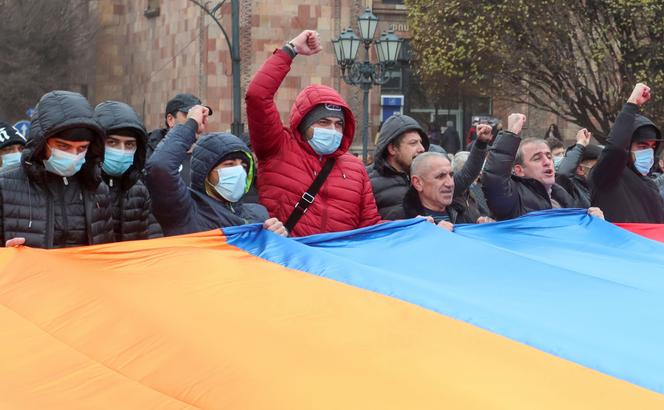 Des manifestants demandent le départ du premier ministre arménien, Nikol Pachinian, dans les rues d’Erevan, en Arménie, mardi 22 décembre 2020.